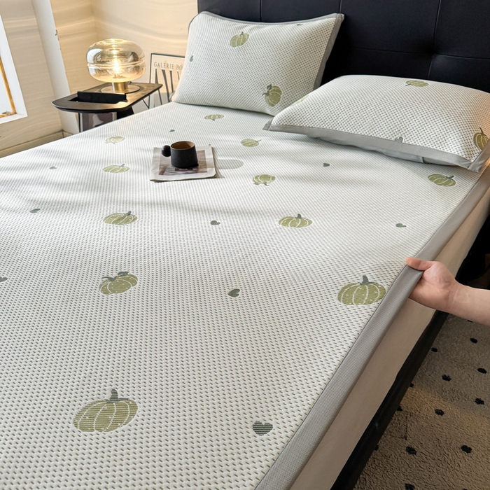 91家纺网 家纺一手货源 找家纺 LIFE.丽芙 2025春夏季新品A类针织提花冰凉豆豆凉感软席子平铺绑带款冰丝凉席三件套（450克）-风格一 南瓜-绿