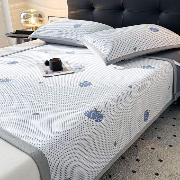 91家纺网 家纺一手货源 找家纺 LIFE.丽芙 2025春夏季新品A类针织提花冰凉豆豆凉感软席子平铺绑带款冰丝凉席三件套（450克）-风格一 南瓜-海蓝