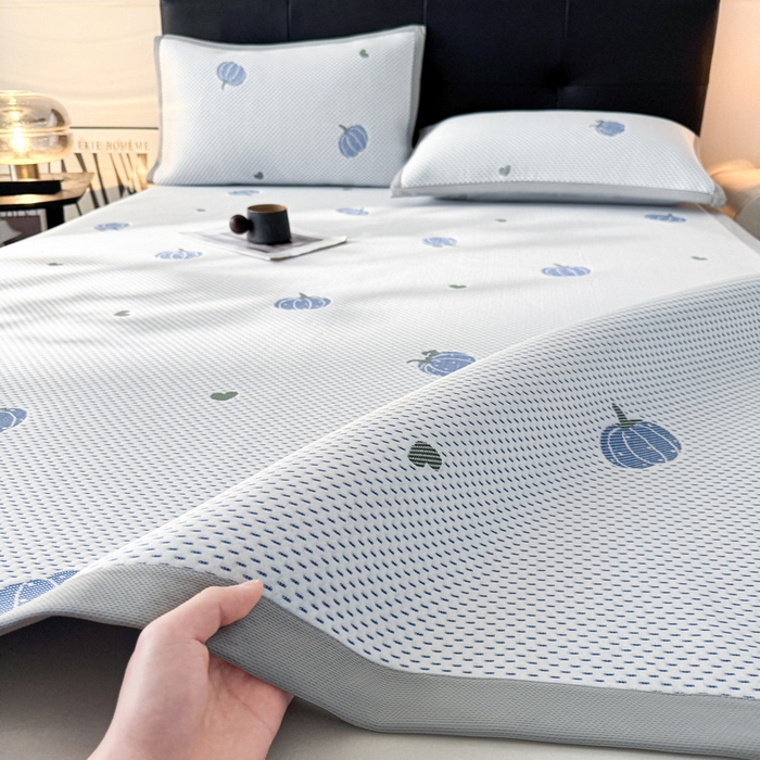 91家纺网 家纺一手货源 找家纺 LIFE.丽芙 2025春夏季新品A类针织提花冰凉豆豆凉感软席子平铺绑带款冰丝凉席三件套（450克）-风格一 南瓜-海蓝