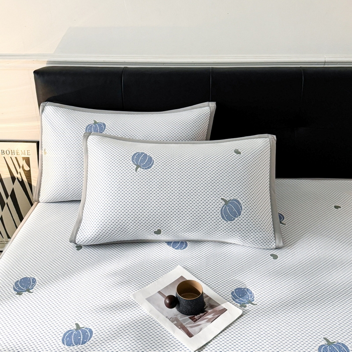 91家纺网 家纺一手货源 找家纺 LIFE.丽芙 2025春夏季新品A类针织提花冰凉豆豆凉感软席子平铺绑带款冰丝凉席三件套（450克）-风格一 南瓜-海蓝