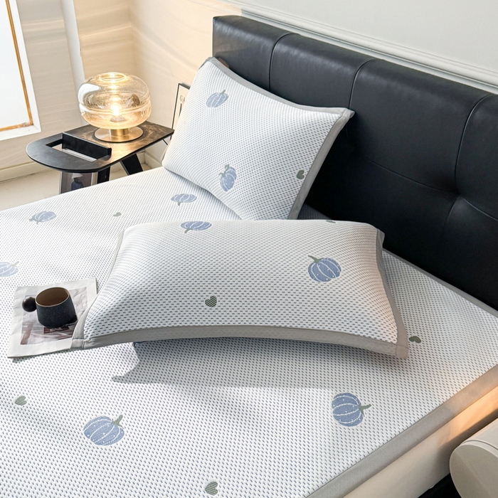 91家纺网 家纺一手货源 找家纺 LIFE.丽芙 2025春夏季新品A类针织提花冰凉豆豆凉感软席子平铺绑带款冰丝凉席三件套（450克）-风格一 南瓜-海蓝