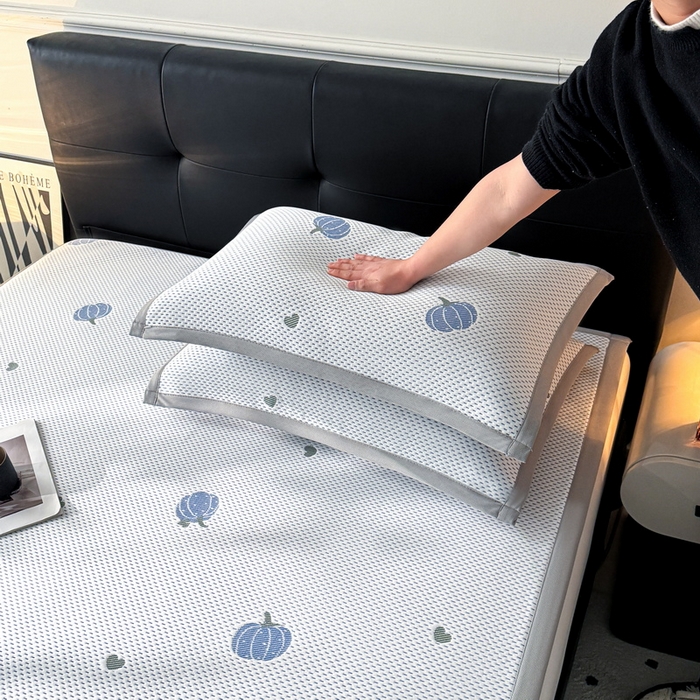 91家纺网 家纺一手货源 找家纺 LIFE.丽芙 2025春夏季新品A类针织提花冰凉豆豆凉感软席子平铺绑带款冰丝凉席三件套（450克）-风格一 南瓜-海蓝