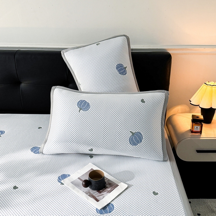 91家纺网 家纺一手货源 找家纺 LIFE.丽芙 2025春夏季新品A类针织提花冰凉豆豆凉感软席子平铺绑带款冰丝凉席三件套（450克）-风格一 南瓜-海蓝