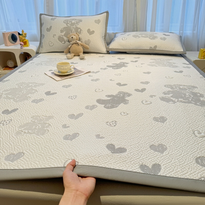 91家纺网 家纺一手货源 找家纺 LIFE.丽芙 2025春夏季新品A类针织提花冰凉豆豆凉感软席子平铺绑带款冰丝凉席三件套（450克）-风格二 熊世界-灰