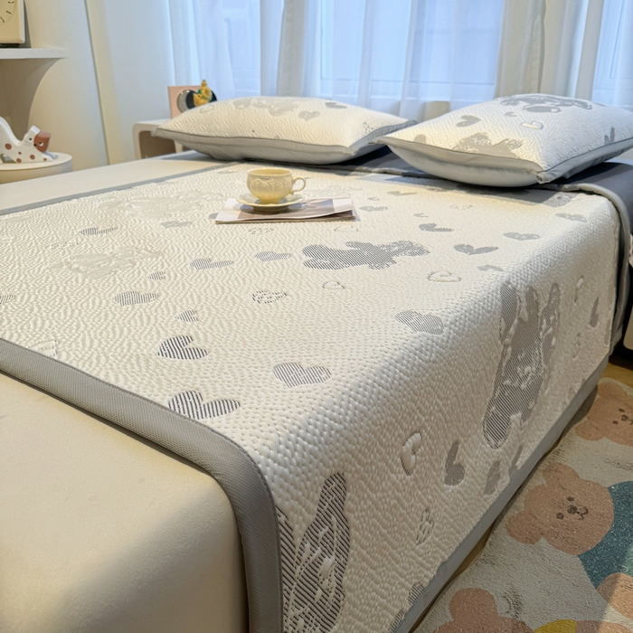 91家纺网 家纺一手货源 找家纺 LIFE.丽芙 2025春夏季新品A类针织提花冰凉豆豆凉感软席子平铺绑带款冰丝凉席三件套（450克）-风格二 熊世界-灰