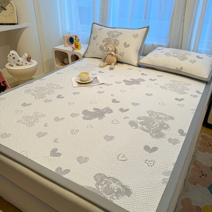 91家纺网 家纺一手货源 找家纺 LIFE.丽芙 2025春夏季新品A类针织提花冰凉豆豆凉感软席子平铺绑带款冰丝凉席三件套（450克）-风格二 熊世界-灰