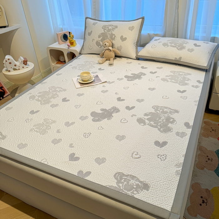 91家纺网 家纺一手货源 找家纺 LIFE.丽芙 2025春夏季新品A类针织提花冰凉豆豆凉感软席子平铺绑带款冰丝凉席三件套（450克）-风格二 熊世界-灰