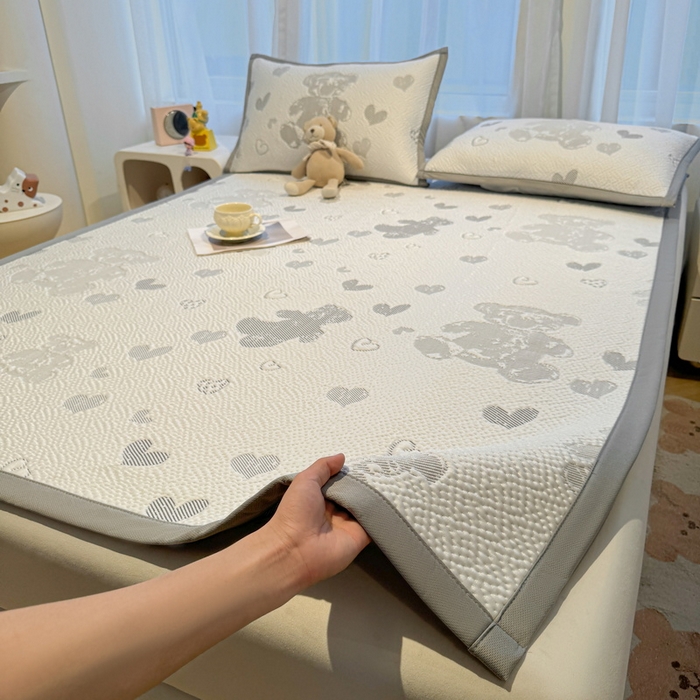 91家纺网 家纺一手货源 找家纺 LIFE.丽芙 2025春夏季新品A类针织提花冰凉豆豆凉感软席子平铺绑带款冰丝凉席三件套（450克）-风格二 熊世界-灰