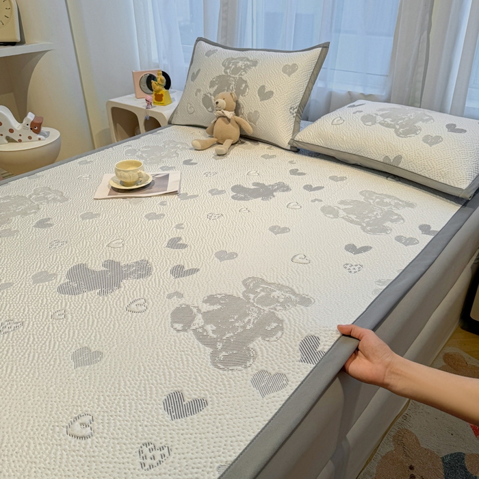 91家纺网 家纺一手货源 找家纺 LIFE.丽芙 2025春夏季新品A类针织提花冰凉豆豆凉感软席子平铺绑带款冰丝凉席三件套（450克）-风格二 熊世界-灰