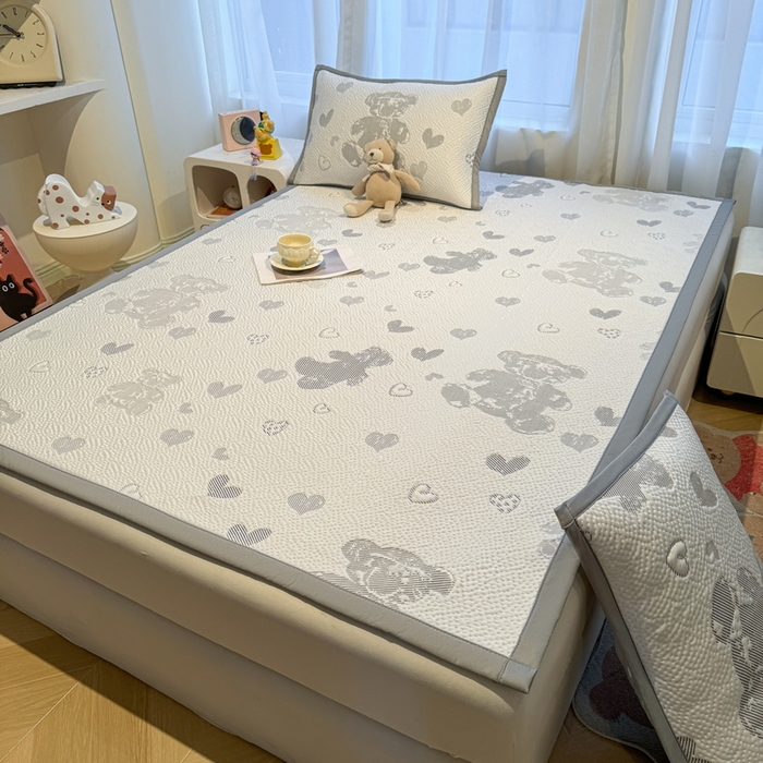 91家纺网 家纺一手货源 找家纺 LIFE.丽芙 2025春夏季新品A类针织提花冰凉豆豆凉感软席子平铺绑带款冰丝凉席三件套（450克）-风格二 熊世界-灰