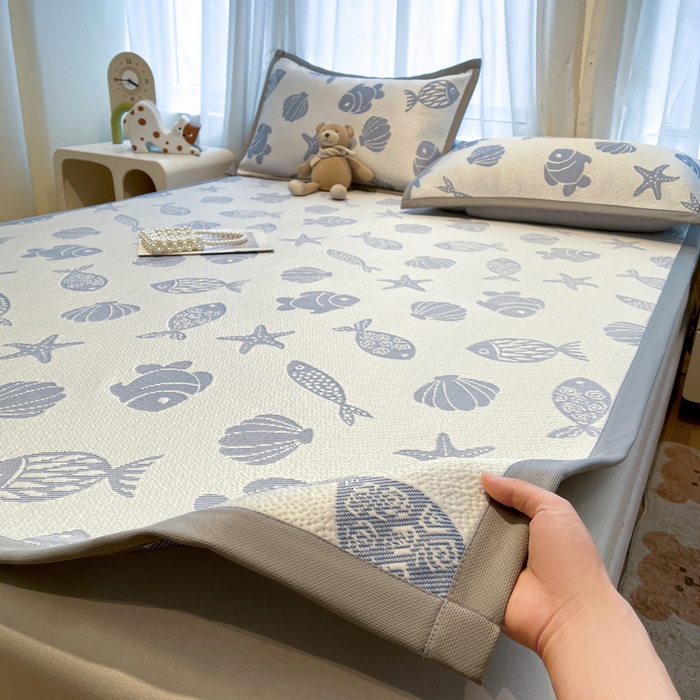 91家纺网 家纺一手货源 找家纺 LIFE.丽芙 2025春夏季新品A类针织提花冰凉豆豆凉感软席子平铺绑带款冰丝凉席三件套（450克）-风格二 海底世界-海蓝