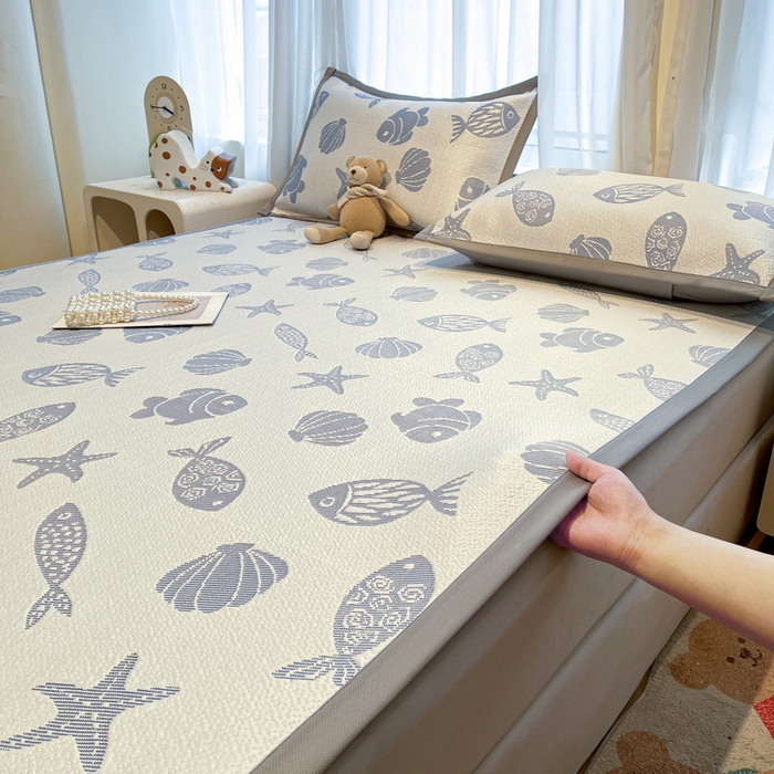 91家纺网 家纺一手货源 找家纺 LIFE.丽芙 2025春夏季新品A类针织提花冰凉豆豆凉感软席子平铺绑带款冰丝凉席三件套（450克）-风格二 海底世界-海蓝