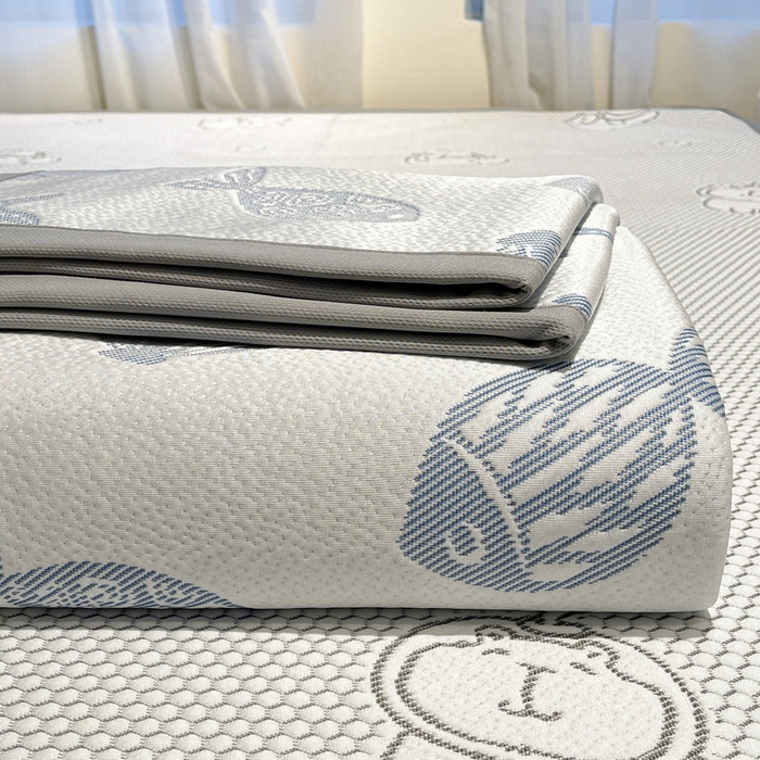 91家纺网 家纺一手货源 找家纺 LIFE.丽芙 2025春夏季新品A类针织提花冰凉豆豆凉感软席子平铺绑带款冰丝凉席三件套（450克）-风格二 海底世界-海蓝