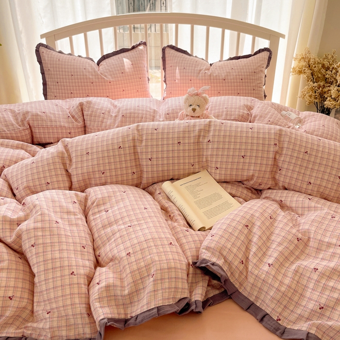 91家纺网 家纺一手货源 找家纺 繁花家居 2025新款镂空白色花边直播热款四件套 格子樱桃