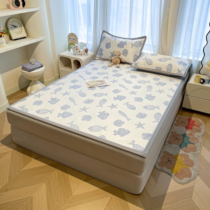 91家纺网 家纺一手货源 找家纺 LIFE.丽芙 2025春夏季新品A类针织提花冰凉豆豆凉感软席子平铺绑带款冰丝凉席三件套（450克）-风格二 海底世界-海蓝