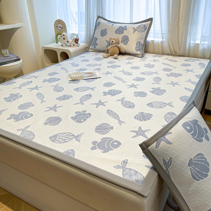 91家纺网 家纺一手货源 找家纺 LIFE.丽芙 2025春夏季新品A类针织提花冰凉豆豆凉感软席子平铺绑带款冰丝凉席三件套（450克）-风格二 海底世界-海蓝