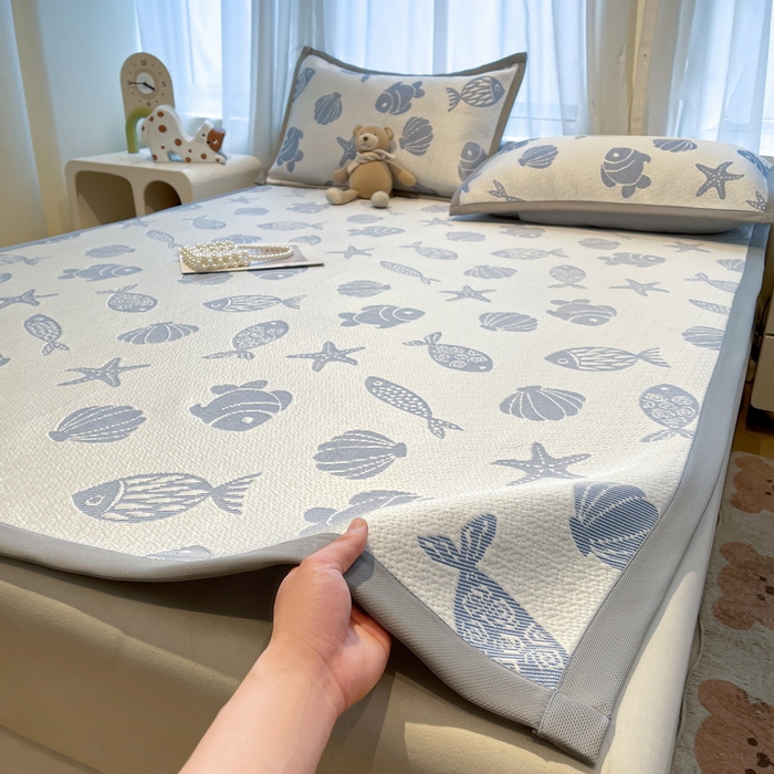 91家纺网 家纺一手货源 找家纺 LIFE.丽芙 2025春夏季新品A类针织提花冰凉豆豆凉感软席子平铺绑带款冰丝凉席三件套（450克）-风格二 海底世界-海蓝