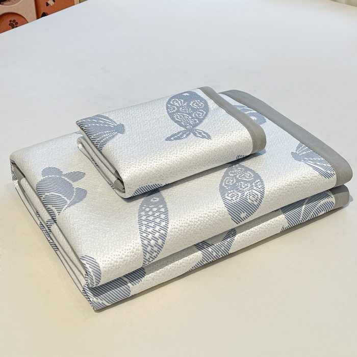 91家纺网 家纺一手货源 找家纺 LIFE.丽芙 2025春夏季新品A类针织提花冰凉豆豆凉感软席子平铺绑带款冰丝凉席三件套（450克）-风格二 海底世界-海蓝