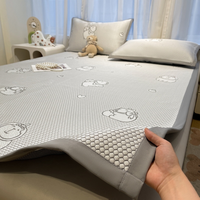 91家纺网 家纺一手货源 找家纺 LIFE.丽芙 2025春夏季新品A类针织提花冰凉豆豆凉感软席子平铺绑带款冰丝凉席三件套（450克）-风格二 卡皮巴拉-灰