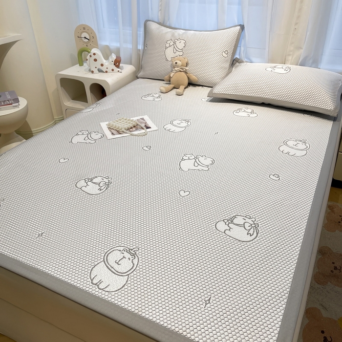 91家纺网 家纺一手货源 找家纺 LIFE.丽芙 2025春夏季新品A类针织提花冰凉豆豆凉感软席子平铺绑带款冰丝凉席三件套（450克）-风格二 卡皮巴拉-灰