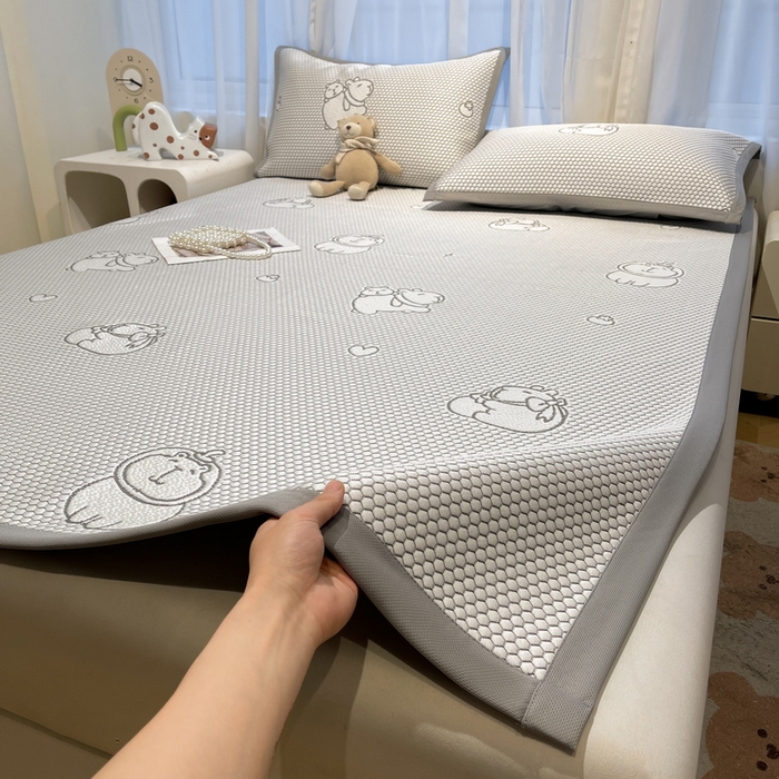 91家纺网 家纺一手货源 找家纺 LIFE.丽芙 2025春夏季新品A类针织提花冰凉豆豆凉感软席子平铺绑带款冰丝凉席三件套（450克）-风格二 卡皮巴拉-灰