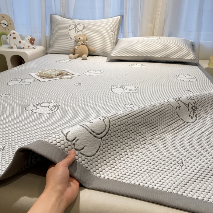 91家纺网 家纺一手货源 找家纺 LIFE.丽芙 2025春夏季新品A类针织提花冰凉豆豆凉感软席子平铺绑带款冰丝凉席三件套（450克）-风格二 卡皮巴拉-灰