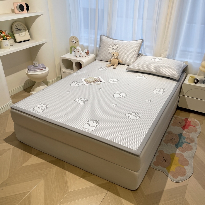 91家纺网 家纺一手货源 找家纺 LIFE.丽芙 2025春夏季新品A类针织提花冰凉豆豆凉感软席子平铺绑带款冰丝凉席三件套（450克）-风格二 卡皮巴拉-灰