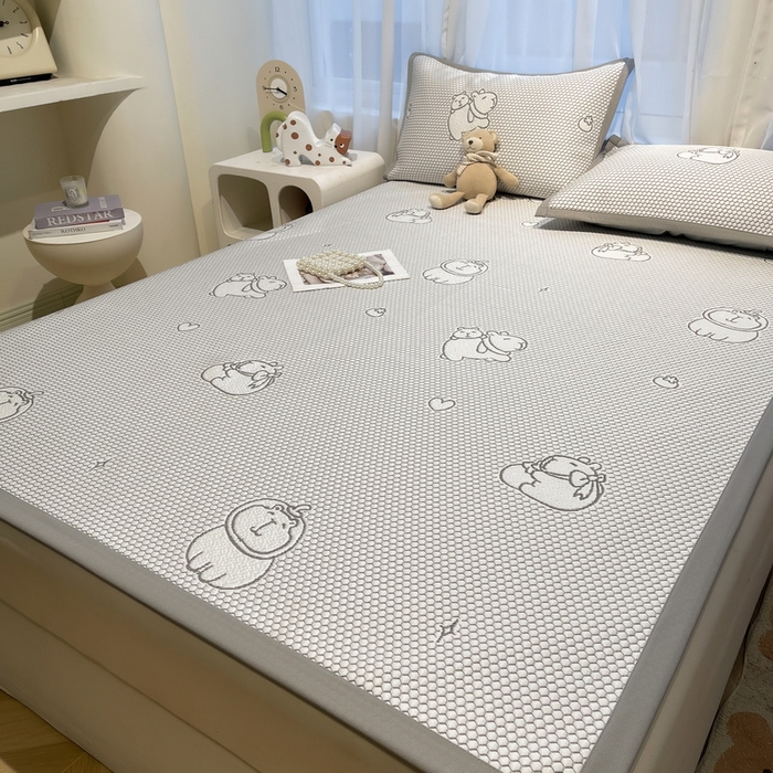 91家纺网 家纺一手货源 找家纺 LIFE.丽芙 2025春夏季新品A类针织提花冰凉豆豆凉感软席子平铺绑带款冰丝凉席三件套（450克）-风格二 卡皮巴拉-灰