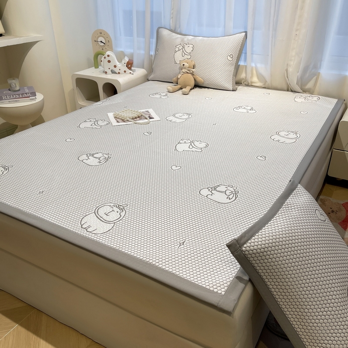 91家纺网 家纺一手货源 找家纺 LIFE.丽芙 2025春夏季新品A类针织提花冰凉豆豆凉感软席子平铺绑带款冰丝凉席三件套（450克）-风格二 卡皮巴拉-灰