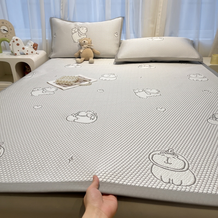 91家纺网 家纺一手货源 找家纺 LIFE.丽芙 2025春夏季新品A类针织提花冰凉豆豆凉感软席子平铺绑带款冰丝凉席三件套（450克）-风格二 卡皮巴拉-灰