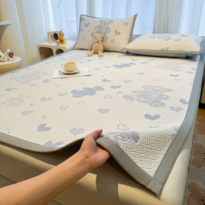 91家纺网 家纺一手货源 找家纺 LIFE.丽芙 2025春夏季新品A类针织提花冰凉豆豆凉感软席子平铺绑带款冰丝凉席三件套（450克）-风格二 熊世界-海蓝