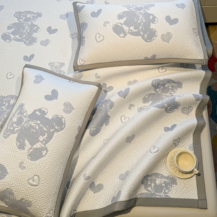 91家纺网 家纺一手货源 找家纺 LIFE.丽芙 2025春夏季新品A类针织提花冰凉豆豆凉感软席子平铺绑带款冰丝凉席三件套（450克）-风格二 熊世界-海蓝