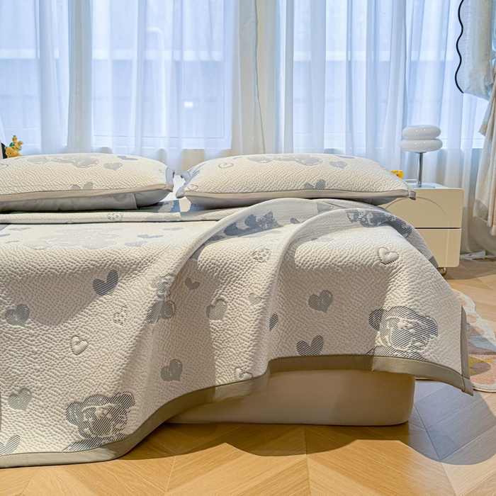 91家纺网 家纺一手货源 找家纺 LIFE.丽芙 2025春夏季新品A类针织提花冰凉豆豆凉感软席子平铺绑带款冰丝凉席三件套（450克）-风格二 熊世界-海蓝