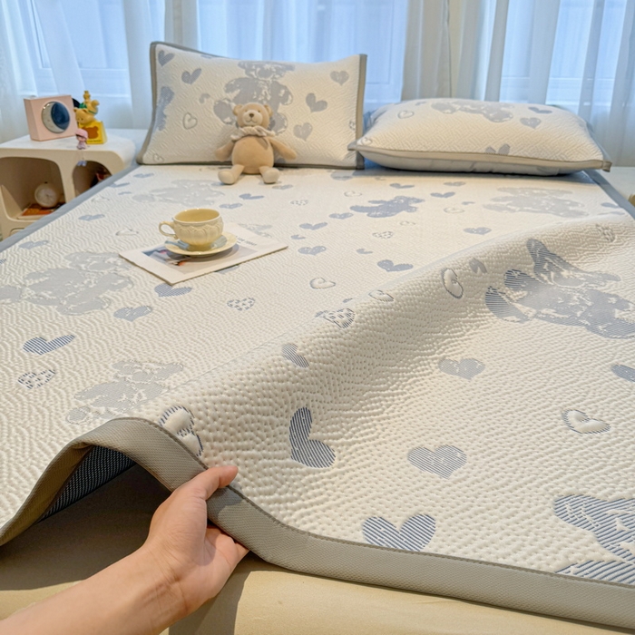 91家纺网 家纺一手货源 找家纺 LIFE.丽芙 2025春夏季新品A类针织提花冰凉豆豆凉感软席子平铺绑带款冰丝凉席三件套（450克）-风格二 熊世界-海蓝