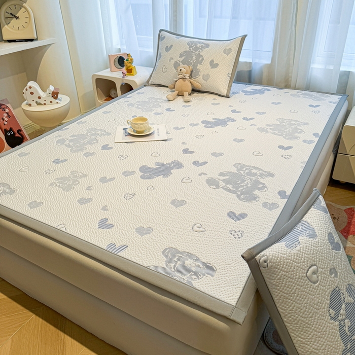 91家纺网 家纺一手货源 找家纺 LIFE.丽芙 2025春夏季新品A类针织提花冰凉豆豆凉感软席子平铺绑带款冰丝凉席三件套（450克）-风格二 熊世界-海蓝