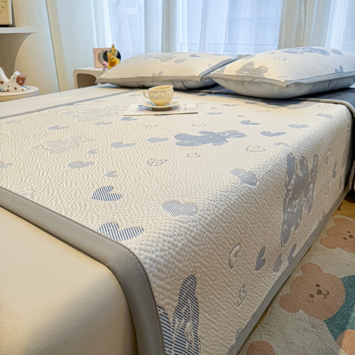 91家纺网 家纺一手货源 找家纺 LIFE.丽芙 2025春夏季新品A类针织提花冰凉豆豆凉感软席子平铺绑带款冰丝凉席三件套（450克）-风格二 熊世界-海蓝