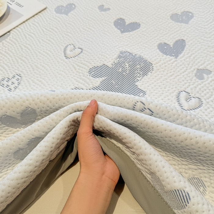 91家纺网 家纺一手货源 找家纺 LIFE.丽芙 2025春夏季新品A类针织提花冰凉豆豆凉感软席子平铺绑带款冰丝凉席三件套（450克）-风格二 熊世界-海蓝