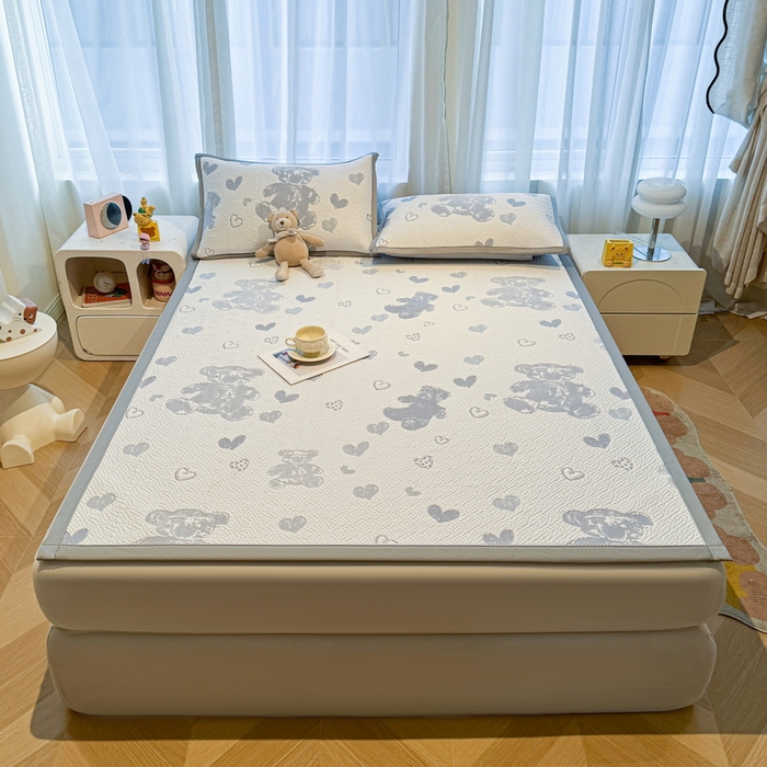 91家纺网 家纺一手货源 找家纺 LIFE.丽芙 2025春夏季新品A类针织提花冰凉豆豆凉感软席子平铺绑带款冰丝凉席三件套（450克）-风格二 熊世界-海蓝