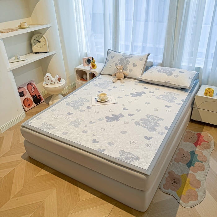 91家纺网 家纺一手货源 找家纺 LIFE.丽芙 2025春夏季新品A类针织提花冰凉豆豆凉感软席子平铺绑带款冰丝凉席三件套（450克）-风格二 熊世界-海蓝