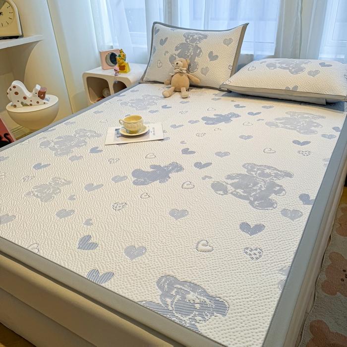 91家纺网 家纺一手货源 找家纺 LIFE.丽芙 2025春夏季新品A类针织提花冰凉豆豆凉感软席子平铺绑带款冰丝凉席三件套（450克）-风格二 熊世界-海蓝