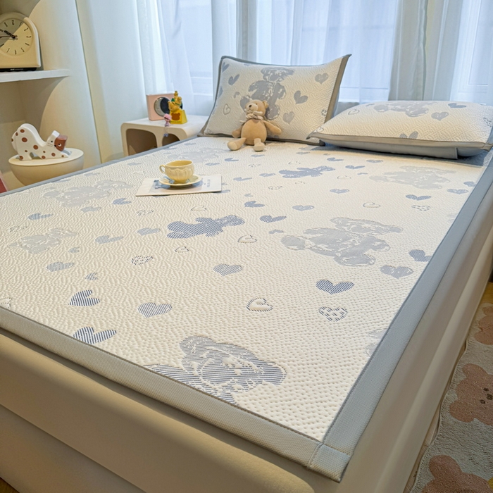 91家纺网 家纺一手货源 找家纺 LIFE.丽芙 2025春夏季新品A类针织提花冰凉豆豆凉感软席子平铺绑带款冰丝凉席三件套（450克）-风格二 熊世界-海蓝