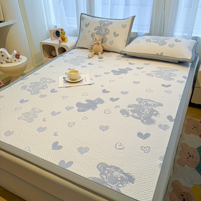 91家纺网 家纺一手货源 找家纺 LIFE.丽芙 2025春夏季新品A类针织提花冰凉豆豆凉感软席子平铺绑带款冰丝凉席三件套（450克）-风格二 熊世界-海蓝