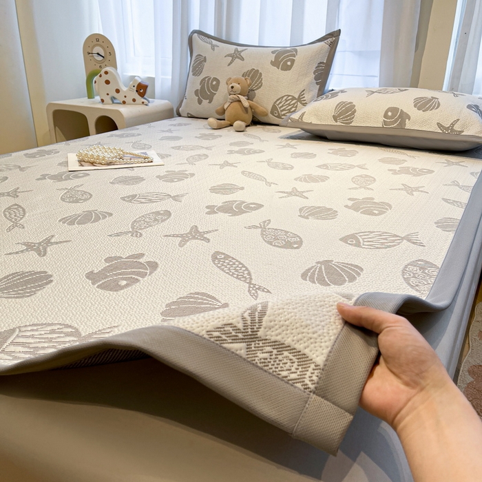 91家纺网 家纺一手货源 找家纺 LIFE.丽芙 2025春夏季新品A类针织提花冰凉豆豆凉感软席子平铺绑带款冰丝凉席三件套（450克）-风格二 海底世界-灰