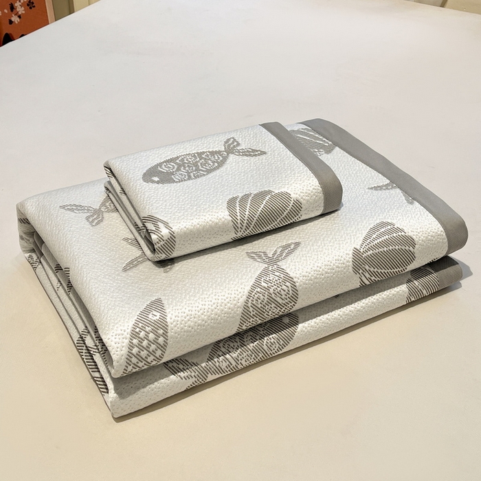 91家纺网 家纺一手货源 找家纺 LIFE.丽芙 2025春夏季新品A类针织提花冰凉豆豆凉感软席子平铺绑带款冰丝凉席三件套（450克）-风格二 海底世界-灰