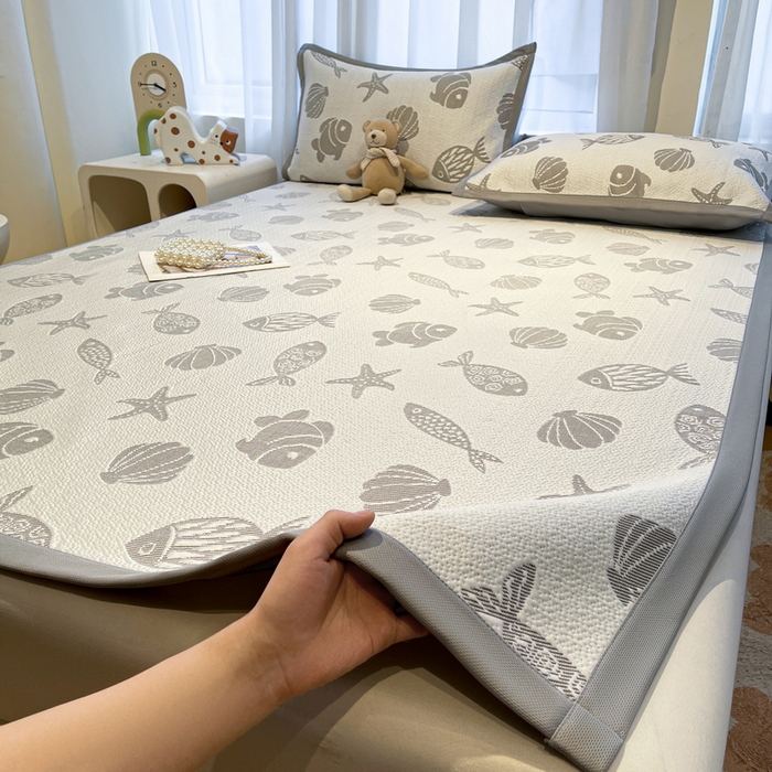 91家纺网 家纺一手货源 找家纺 LIFE.丽芙 2025春夏季新品A类针织提花冰凉豆豆凉感软席子平铺绑带款冰丝凉席三件套（450克）-风格二 海底世界-灰