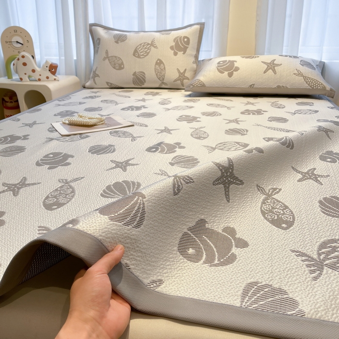 91家纺网 家纺一手货源 找家纺 LIFE.丽芙 2025春夏季新品A类针织提花冰凉豆豆凉感软席子平铺绑带款冰丝凉席三件套（450克）-风格二 海底世界-灰