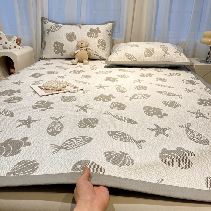 91家纺网 家纺一手货源 找家纺 LIFE.丽芙 2025春夏季新品A类针织提花冰凉豆豆凉感软席子平铺绑带款冰丝凉席三件套（450克）-风格二 海底世界-灰