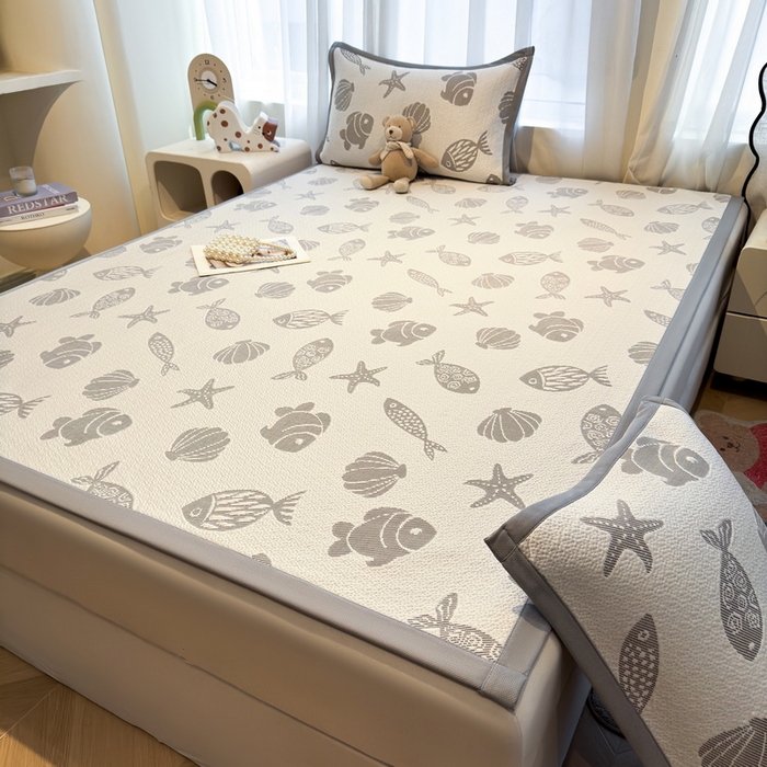 91家纺网 家纺一手货源 找家纺 LIFE.丽芙 2025春夏季新品A类针织提花冰凉豆豆凉感软席子平铺绑带款冰丝凉席三件套（450克）-风格二 海底世界-灰