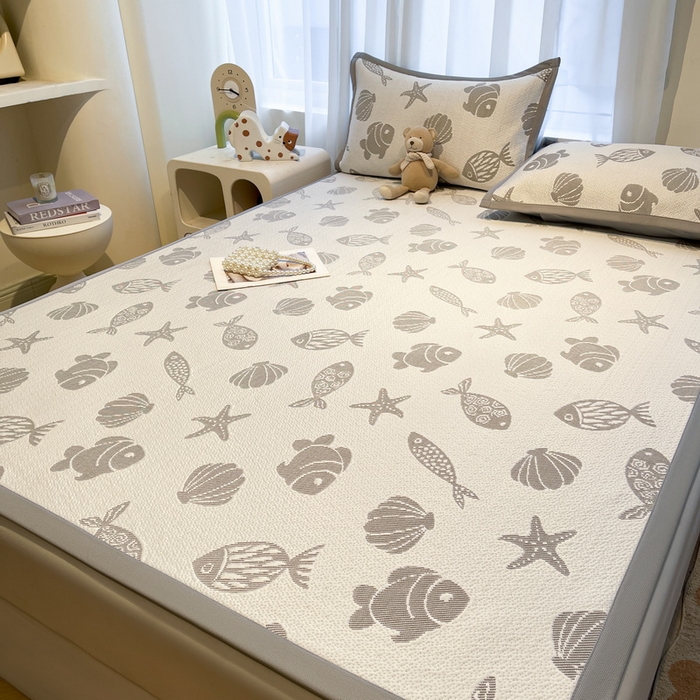 91家纺网 家纺一手货源 找家纺 LIFE.丽芙 2025春夏季新品A类针织提花冰凉豆豆凉感软席子平铺绑带款冰丝凉席三件套（450克）-风格二 海底世界-灰