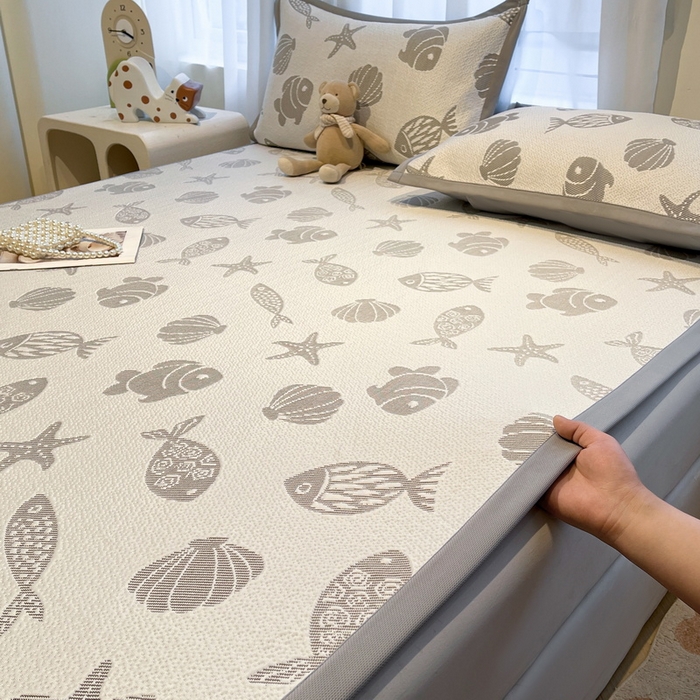 91家纺网 家纺一手货源 找家纺 LIFE.丽芙 2025春夏季新品A类针织提花冰凉豆豆凉感软席子平铺绑带款冰丝凉席三件套（450克）-风格二 海底世界-灰